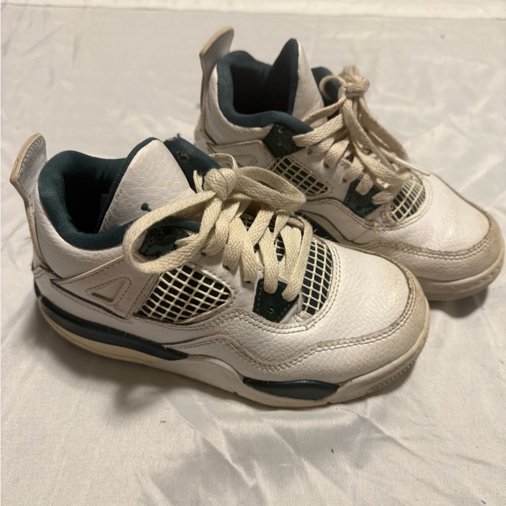 Kidsgreen and white jordans sneakers